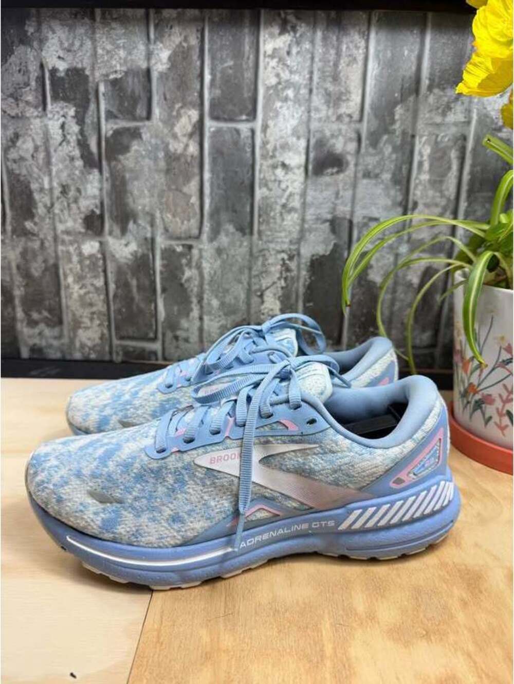 Brooks Adrenaline GTS 23 women’s running shoes in a light blue, white & pink